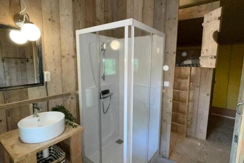 a bathroom with a sink and a shower and a sink at Camping 7Huizen aan Zee in Scharendijke