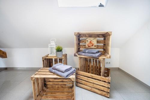a room with wooden pallets and towels on the floor at Apfelhof Maurer in Lindau