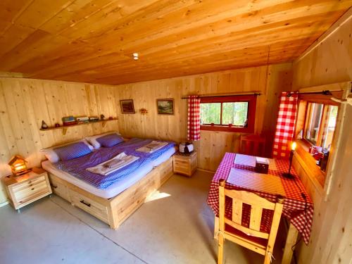 Draufsicht auf ein Schlafzimmer in einer Blockhütte in der Unterkunft Beaver Cabin in Mora