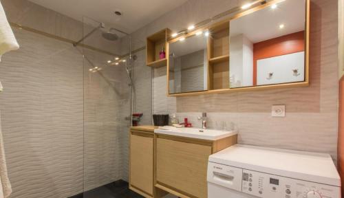 a bathroom with a sink and a shower at Le Clos Savoie Lorraine in Thônes