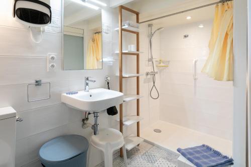 a bathroom with a sink and a shower and a toilet at Ti Roz - Vue mer in Perros-Guirec