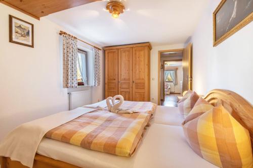 a bedroom with two beds and a ceiling at Ferienwohnung Kagerhuber in Schönau am Königssee