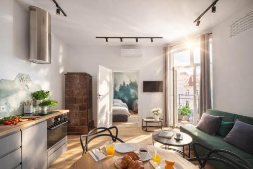 Old Town Apartment with balcony AC WiFi Smart Tv King Size Bed Parking
