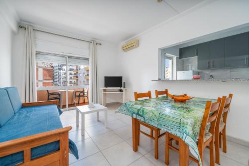 a kitchen and dining room with a table and chairs at Squash Club Portimão in Portimão