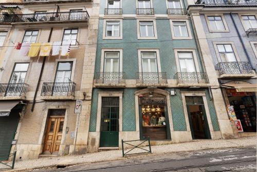 a building on a city street with a store at Apartamento central com vista rio in Lisbon