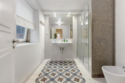 a bathroom with a sink and a shower at Apartamento central com vista rio in Lisbon