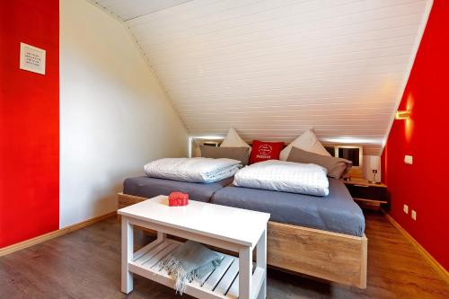 a small room with a bed and a table at Inge Huus in Hude