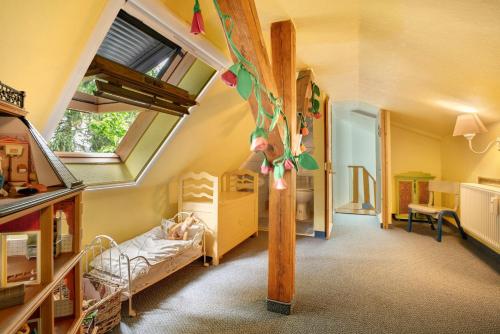 a small room with a bed and a window at Quartier Sängerstadt in Finsterwalde