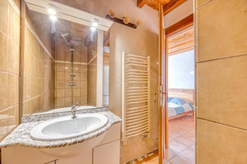 a bathroom with a sink and a mirror at Le Moulin in Guizengeard