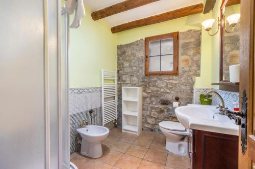 a bathroom with a toilet and a sink at Casa Pirinea in Belsierre