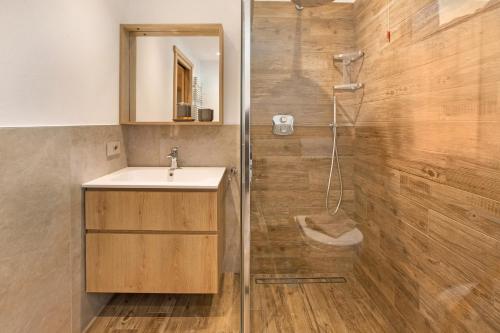 a bathroom with a sink and a shower at Casa Cecilia tra Bormio e Livigno in Valdidentro
