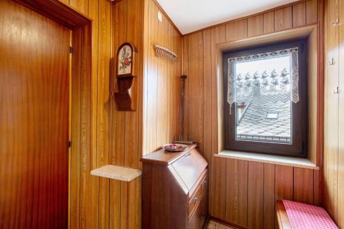 a small room with a window on a boat at da Lule in Aosta