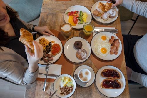 a group of people sitting at a table eating breakfast at Hotel Grand Pas by Nexta in Pas de la Casa