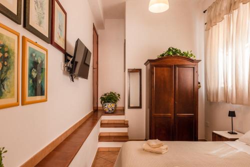 a room with a bed and a wooden door at Cantina Rustica in Montallegro