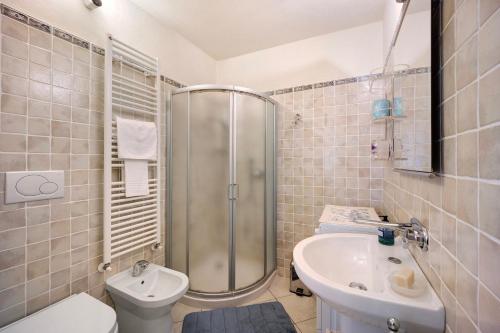 ein Badezimmer mit Dusche, Toilette und Waschbecken in der Unterkunft Casa dei Tigli in Ormea