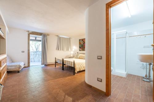 a bedroom with a bed and a bathroom at Harmònia Residence in Villasimius