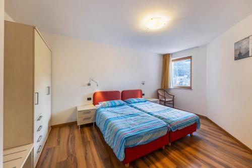 a bedroom with a bed and a dresser in it at Apartment Litegosa - Casa Alma in Tesero