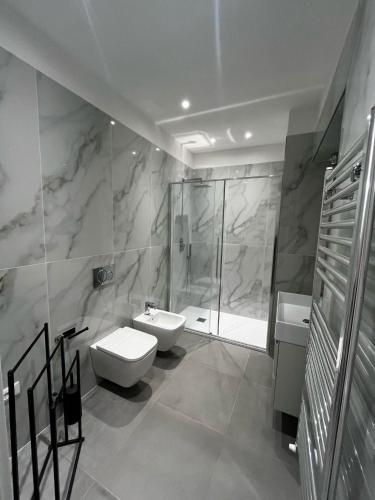a bathroom with a shower and a toilet and a sink at A Vernazza La Conchiglia Doro in Vernazza