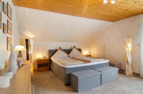 a bedroom with a bed and a wooden ceiling at Ferienwohnung Hofer in Kalkofen