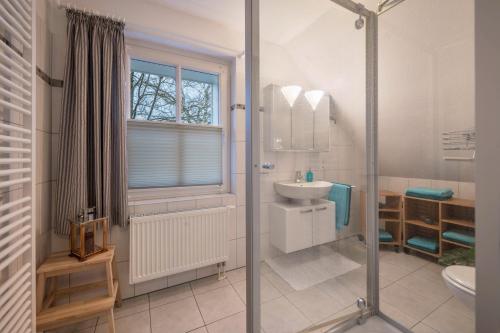a bathroom with a shower and a toilet and a sink at Ferienwohnung 1 Soltau in Soltau