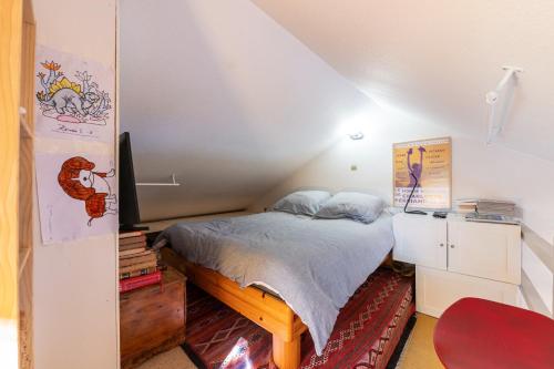 a small bedroom with a bed and a television at Appartement Les Cezares in Les Allues