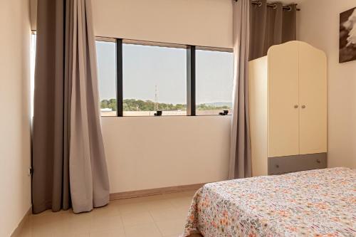 ein Schlafzimmer mit einem Bett und einem Fenster in der Unterkunft Valle Benedetta in Stagno