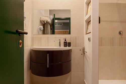 ein Badezimmer mit Waschbecken und Spiegel in der Unterkunft Valle Benedetta in Stagno