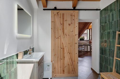 a bathroom with a wooden door in a kitchen at Appartamenti in Agriturismo in Fisciano