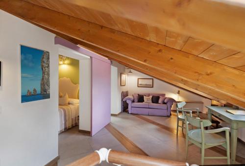 a living room with a purple couch and a bedroom at Appartamenti in Agriturismo in Fisciano