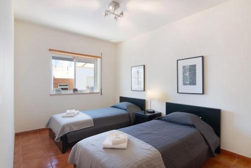 a room with two beds and a window at Quinta Gomeira 146 in Cabanas de Tavira