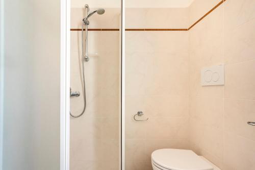 ein Badezimmer mit Dusche und Toilette in der Unterkunft Muma House in Otranto