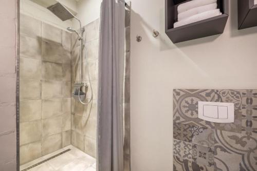 a bathroom with a shower with a glass door at Ferienwohnung Zwei in Saal