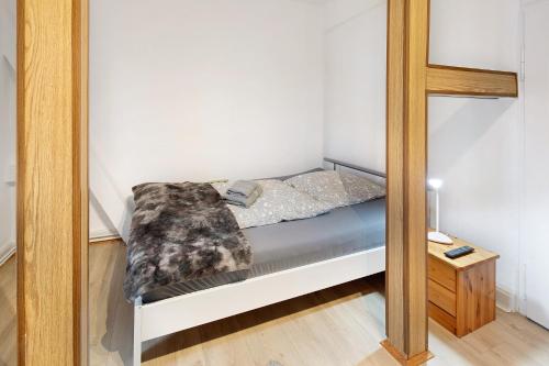 a mirror reflection of a bed in a bedroom at Vogelsberger Bett 5 die 1 in Alsfeld