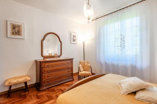 a bedroom with a bed and a mirror and a dresser at Casa Spazio Zero in Cantagrillo
