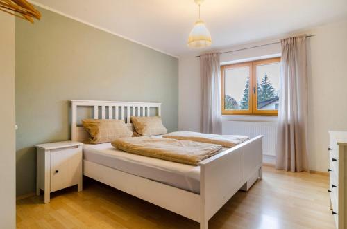 ein Schlafzimmer mit einem weißen Bett in einem Zimmer in der Unterkunft Donauliebe in Sigmaringen