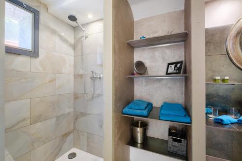 a bathroom with a shower and a toilet at Sous L'olivier in Menton