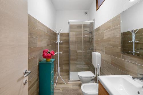 a bathroom with a toilet and a sink at La casa di Bosco in Casanova Lerrore