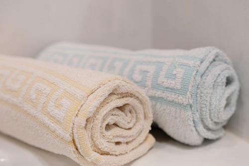 a couple of towels sitting on a counter at Appartement Egart 2 in Resia