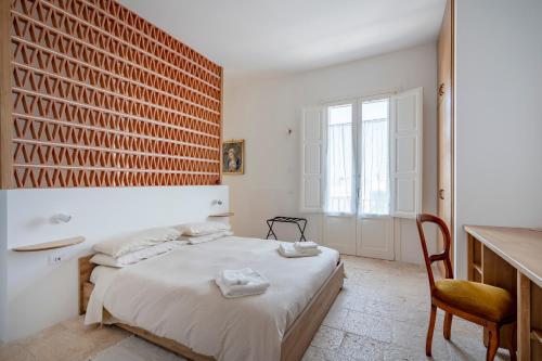a bedroom with a bed and a table and chairs at Casita Lemos in Triggianello