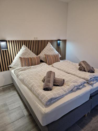 two beds in a room with towels on them at Ferienhäuser Ebbe und Flut in Schülp