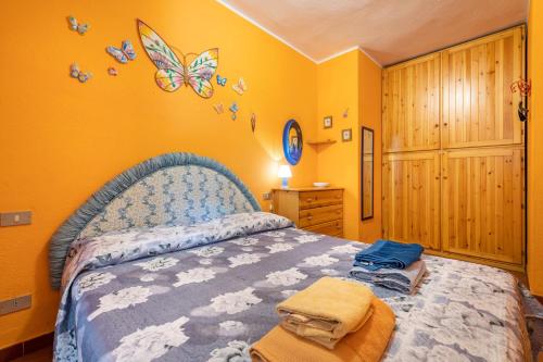 a bedroom with a bed with butterflies on the wall at Casa Marisol in Quartu SantʼElena