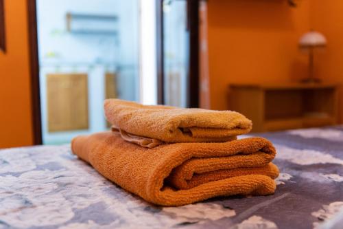 a stack of towels sitting on top of a table at Casa Marisol in Quartu SantʼElena