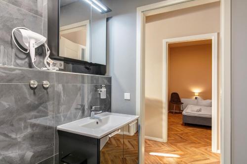 a bathroom with a sink and a mirror at Hotel zur Panke Wohnung 1 in Kolonie Röntgental