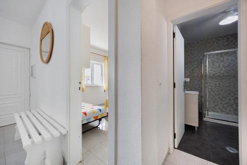 a room with a bedroom with a bed and a mirror at Apartamento Carrapateira in Bordeira