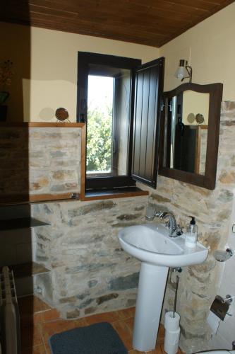 a bathroom with a sink and a mirror at O Bolaño Apt 1 in Villarino de Conso