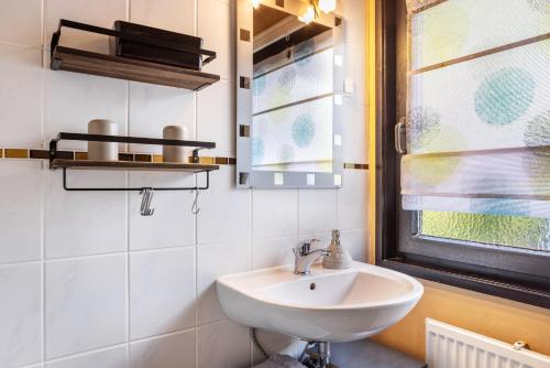 a bathroom with a sink and a window at Ferienhaus Sweet Home in Machtlos