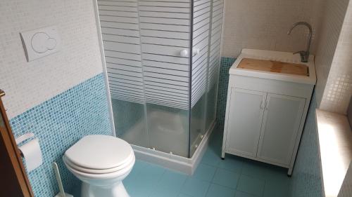a small bathroom with a toilet and a shower at Torre dell'orso centralissima vista mare in Torre dell'Orso