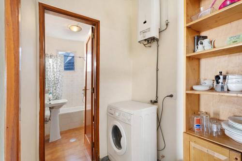 a laundry room with a washing machine and a sink at Casa de Berta in Vallehermoso