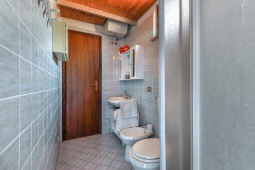 a bathroom with a toilet and a sink at Appartamento a Cavo sul mare in Cavo