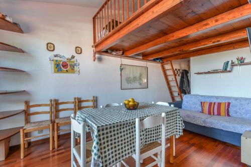 a living room with a table and a couch at Appartamento a Cavo sul mare in Cavo
